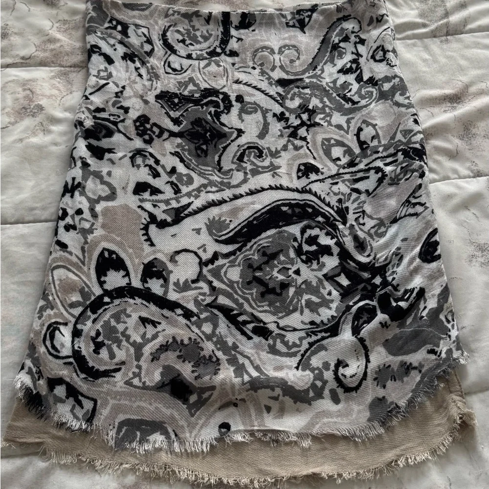 Isa & Stef Inc. floral Black and Gray lined knee length Patterned Skirt, size S